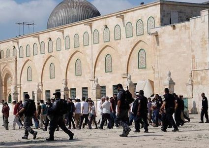 عشرات المستوطنين يقتحمون المسجد الأقصى