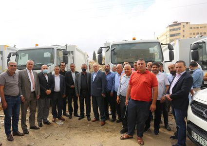 الصالح يُسلم 35 آلية لمجالس خدمات مشتركة لتحسين خدمة جمع النفايات