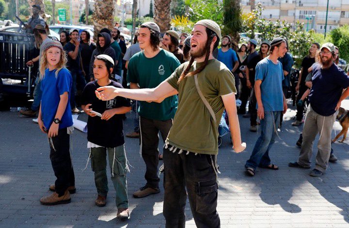 مستوطنون يمنعون مزارعين من دخول أراضيهم غرب سلفيت