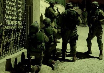 قوات الاحتلال تعتقل سبعة مواطنين من رام الله وتقتحم عدة مناطق