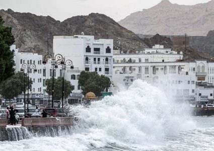 سلطنة عُمان تطالب سكان الساحل بترك منازلهم بسبب إعصار "شاهين"