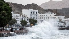 سلطنة عُمان تطالب سكان الساحل بترك منازلهم بسبب إعصار "شاهين"