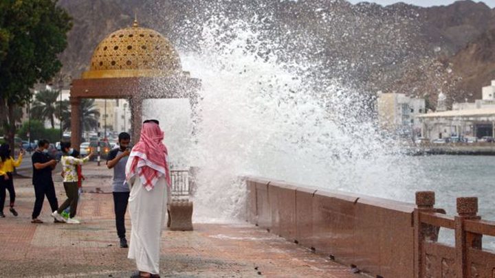 إعصار شاهين يصل السعودية ومركز الأرصاد ينشر تحذيراً للمواطنين