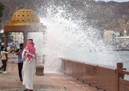 إعصار شاهين يصل السعودية ومركز الأرصاد ينشر تحذيراً للمواطنين