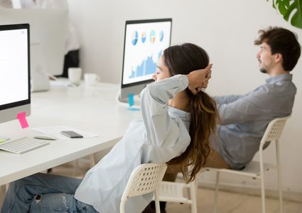 متحدثون يؤكدون ضرورة توفير الحماية والرعاية للمراهقين