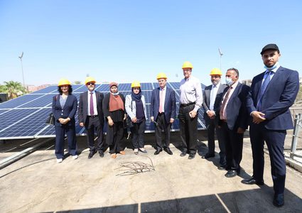 رئيس البنك الدولي يتفقد مشروع الطاقة الشمسية على أسطح المدارس