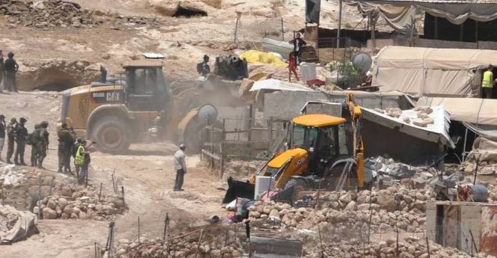 الاحتلال يخطر بهدم وإزالة مساكن ومنشآت زراعية جنوب الخليل