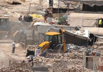 الاحتلال يخطر بهدم وإزالة مساكن ومنشآت زراعية جنوب الخليل