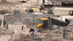 الاحتلال يخطر بهدم وإزالة مساكن ومنشآت زراعية جنوب الخليل