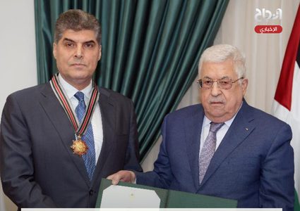 الرئيس عباس يقلد اللواء حازم عطا الله وسام نجمة القدس العسكري