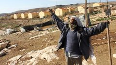 الاحتلال يخطر بوقف البناء بمنزل ويصور مساكن وخياما جنوب الخليل