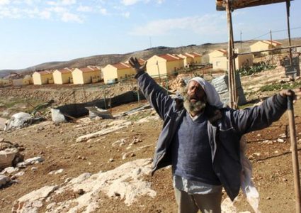 الاحتلال يخطر بوقف البناء بمنزل ويصور مساكن وخياما جنوب الخليل