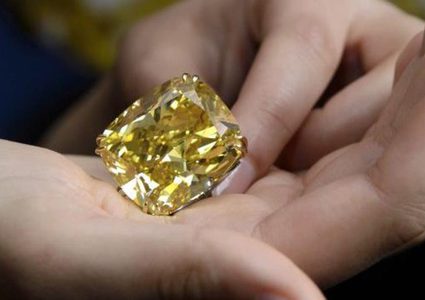 سيدة أميركية تعثر على ماسة صفراء في حديقة منزلها