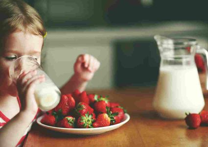 خطر تناول الأطفال لحليب البقر ومنتجات الألبان