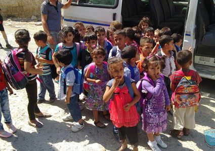 الشرطة تضبط باص بحمولة زائدة 13 طالب في طولكرم