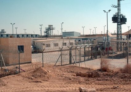 الاحتلال يعزل 14 أسيرا بظروف قاسية في سجن "النقب"