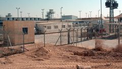 الاحتلال يعزل 14 أسيرا بظروف قاسية في سجن "النقب"