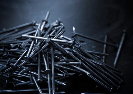 ليتوانيا: إزالة كيلوغرام من المسامير والسكاكين من معدة رجل