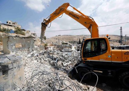 الاحتلال يهدم منزلا ويخطر بهدم ثلاثة أخرى في سلوان