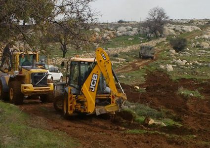 الاحتلال يجرف أراضي في الساوية جنوب نابلس