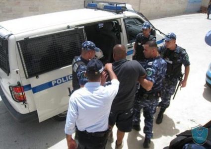 القبض على مطلوب صادر بحقه أمر حبس بقيمة نصف مليون شيكل