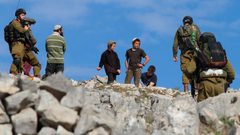 مستوطنون يطردون مزارعين من أراضيهم جنوب نابلس