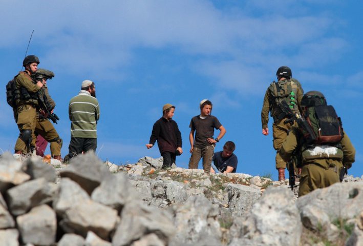 مستوطنون يطردون مزارعين من أراضيهم جنوب نابلس