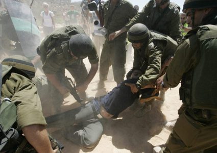 إصابة مواطن واعتقاله خلال تصدي الأهالي للاحتلال في اللبن الشرقية