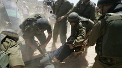 إصابة مواطن واعتقاله خلال تصدي الأهالي للاحتلال في اللبن الشرقية