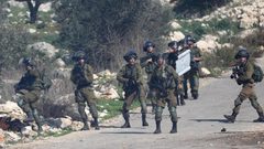 الاحتلال يصيب 5 مواطنين  خلال التصدي لعمليات تجريف جنوب نابلس