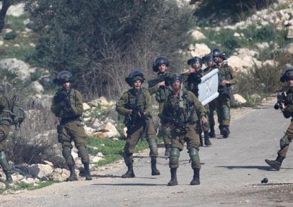 الاحتلال يصيب 5 مواطنين  خلال التصدي لعمليات تجريف جنوب نابلس