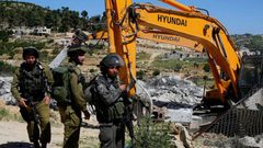 الاحتلال يهدم مسكنين في قرية باب الشمس شرق القدس