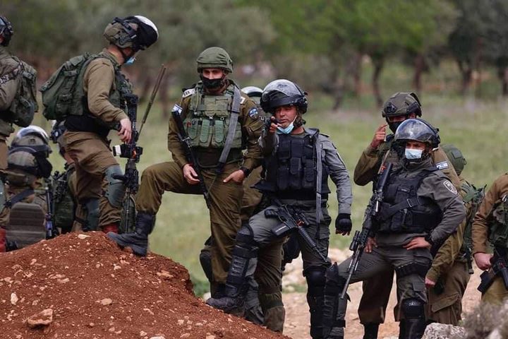 الاحتلال يخطر مواطنًا بوقف العمل في أرضه جنوب الخليل