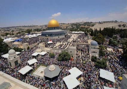 50 ألف مصلٍ يؤدون صلاة "الجمعة" في باحات المسجد الأقصى