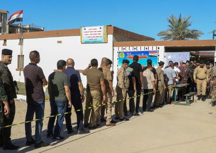 عسكريو العراق يدلون بأصواتهم بالانتخابات البرلمانية