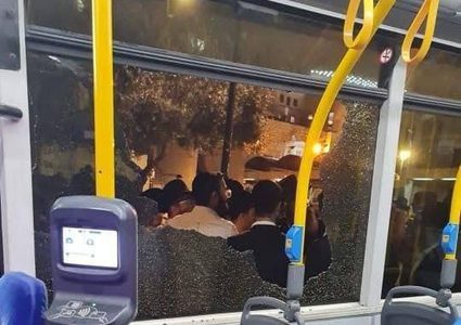 شبان يرشقون حافلة للمستوطنين بالحجارة بالقدس