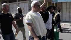 مستوطنون يحطمون مركبات مواطنين في بيت إكسا شمال غرب القدس