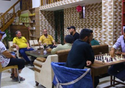 ألماني يستقبل خبر فوزه بجائزة نوبل أثناء تناول القهوة مع زوجته