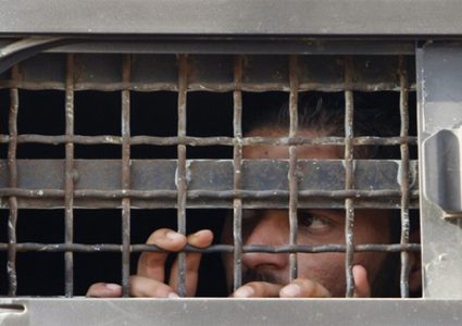 الاحتلال يعزل 19 أسيرًا في ظروف شديدة القسوة بسجن النقب