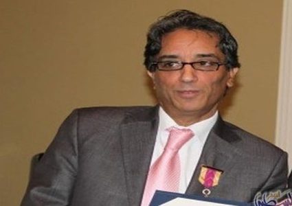 تسليم الشاعر عبد الله عيسى وسام الشرف الذهبي