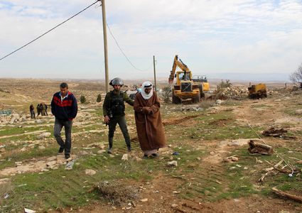 مستوطنون يعتدون على مهندسي مساحة الأراضي بمسافر يطا