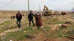 مستوطنون يعتدون على مهندسي مساحة الأراضي بمسافر يطا