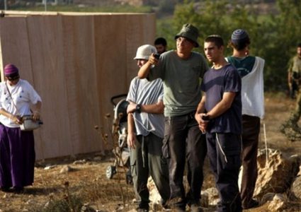 مستوطنون يمنعون المواطنين من قطف ثمار الزيتون في قرية بورين