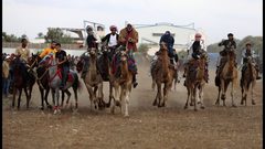 سباق بين الخيول والجِمال في مدينة غزة