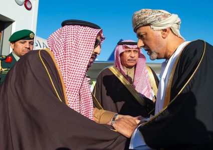 سلطان عمان يعزي العاهل السعودي