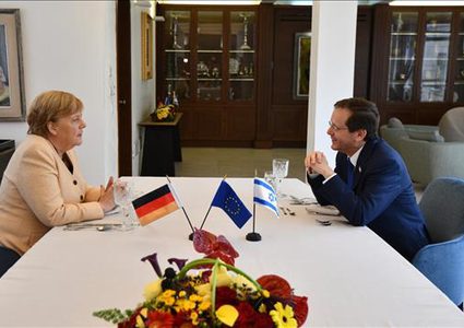 "هرتسوغ" يقدم منحة تعليمية باسم "ميركل"