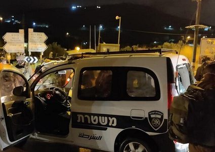 مستوطنون يعتدون على حرس الحدود الإسرائيلي ويصيبون أحدهم بجراح