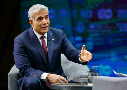 لابيد يعرض على أميركا خطة "إسرائيلية" لتحسين اقتصاد غزة