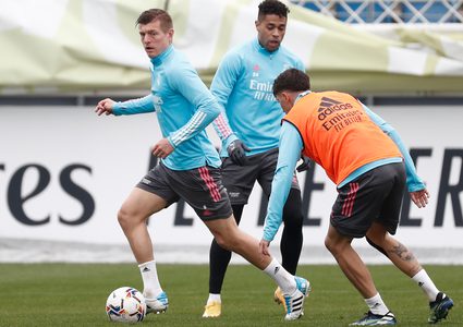 كاسيميرو والثنائي المصاب يعودون لتدريبات ريال مدريد