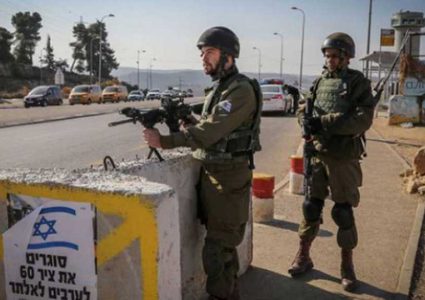 الاحتلال يطلق النار على مركبة قرب حاجز قلنديا ويعتقل سائقها